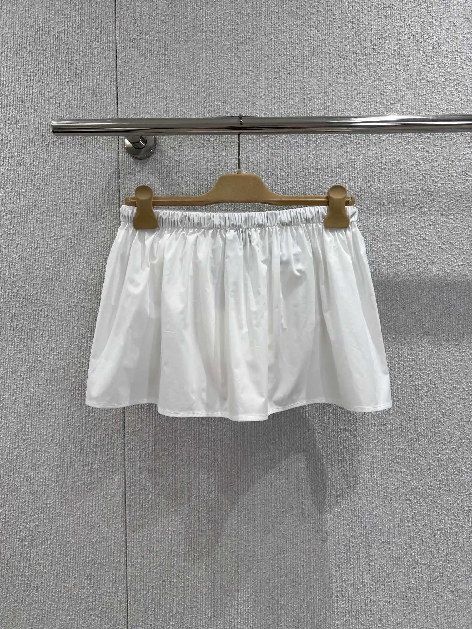 

Новая женская мини-юбка А-силуэта в рабочем стиле Весна/Лето 2026 с завязками на талии и множеством карманов