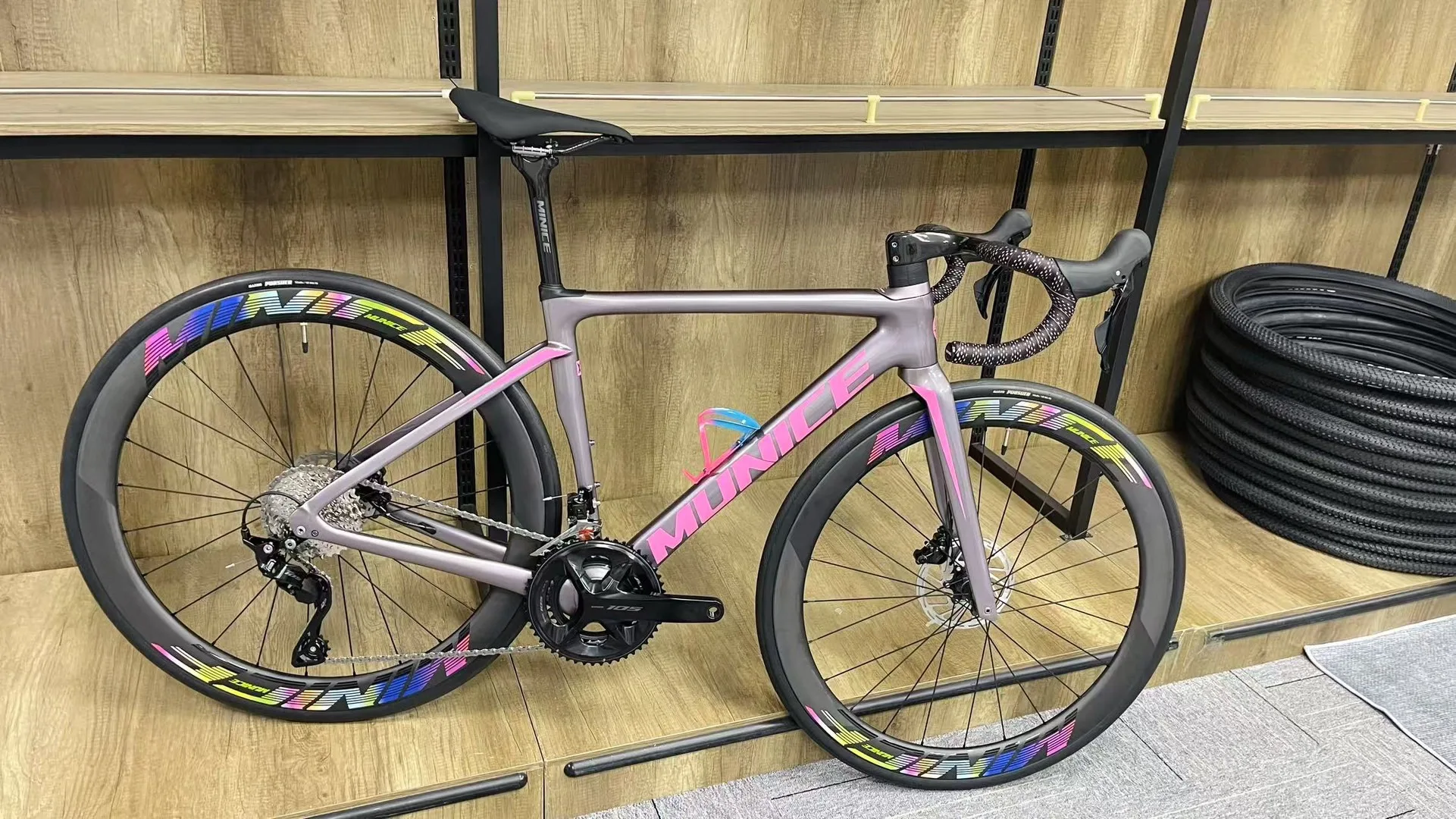 Munice R2 Carbonfaser-Rennradrahmen Versand aus Spanien Ultraleichter Allround-Carbon-Rennradrahmen Aerodynamischer EPS-geformter Carbonrahmen Scheibenbremse Max. 700*32C AERO T47 Fahrradrahmen Vollständig interne Kabelführung Lenker DI2 Mechanisch 2 Jahre Garantie – Detail 35