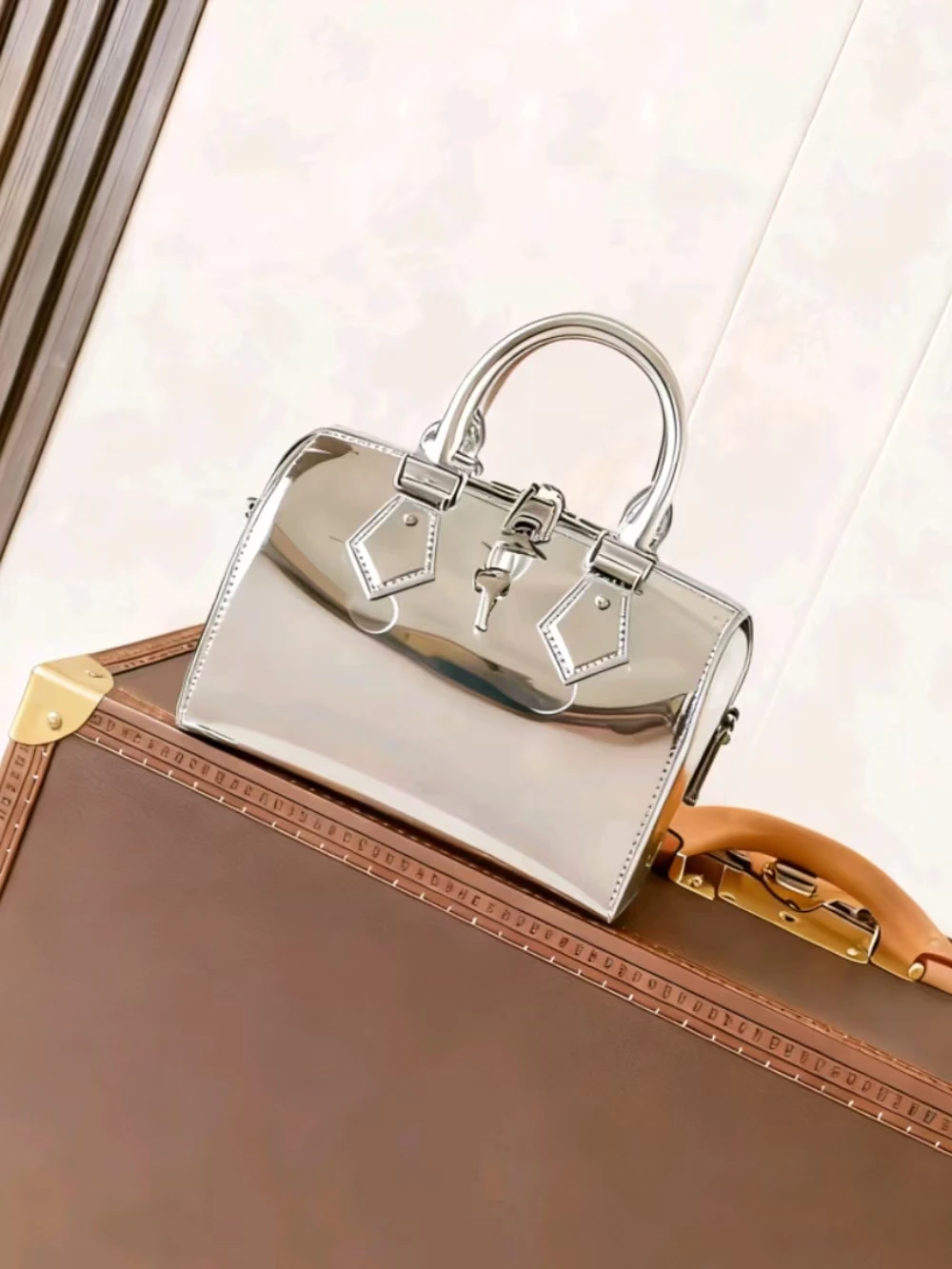 

2025 New Fashion Women's Silver Leather Handbag with Detachable Shoulder Strap (Size: 20.5-12-13.5cm)
