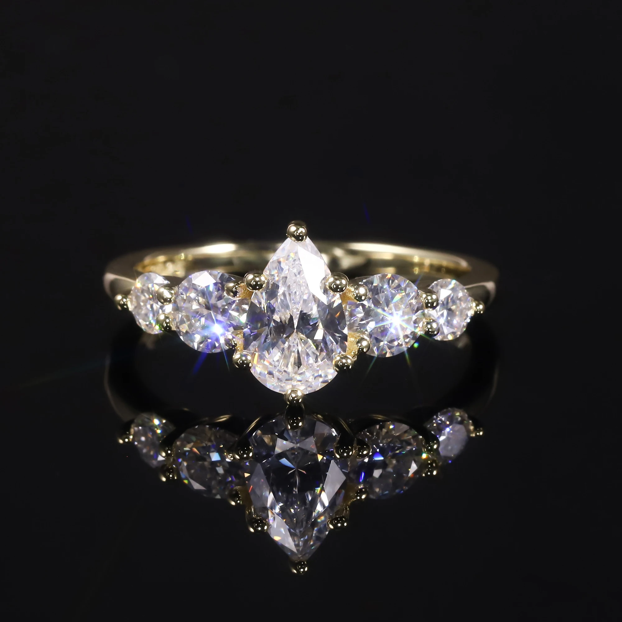 

GEM'S BALLET 1,0 карата 5x8 мм в форме груши Муассанит с пятью камнями Обручальное кольцо из стерлингового серебра 18 карат с позолотой