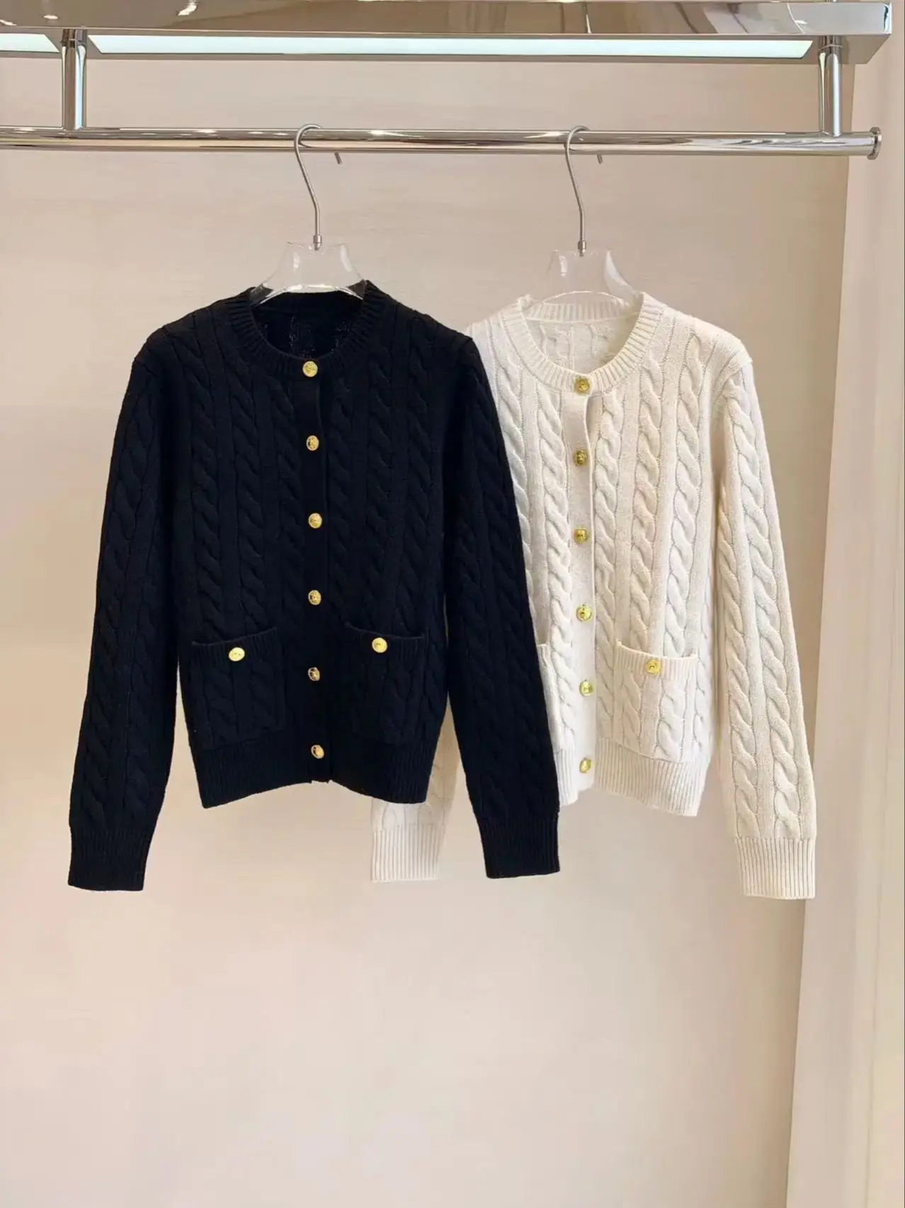 

Женский классический вязаный кардиган на осень-зиму с золотыми пуговицами