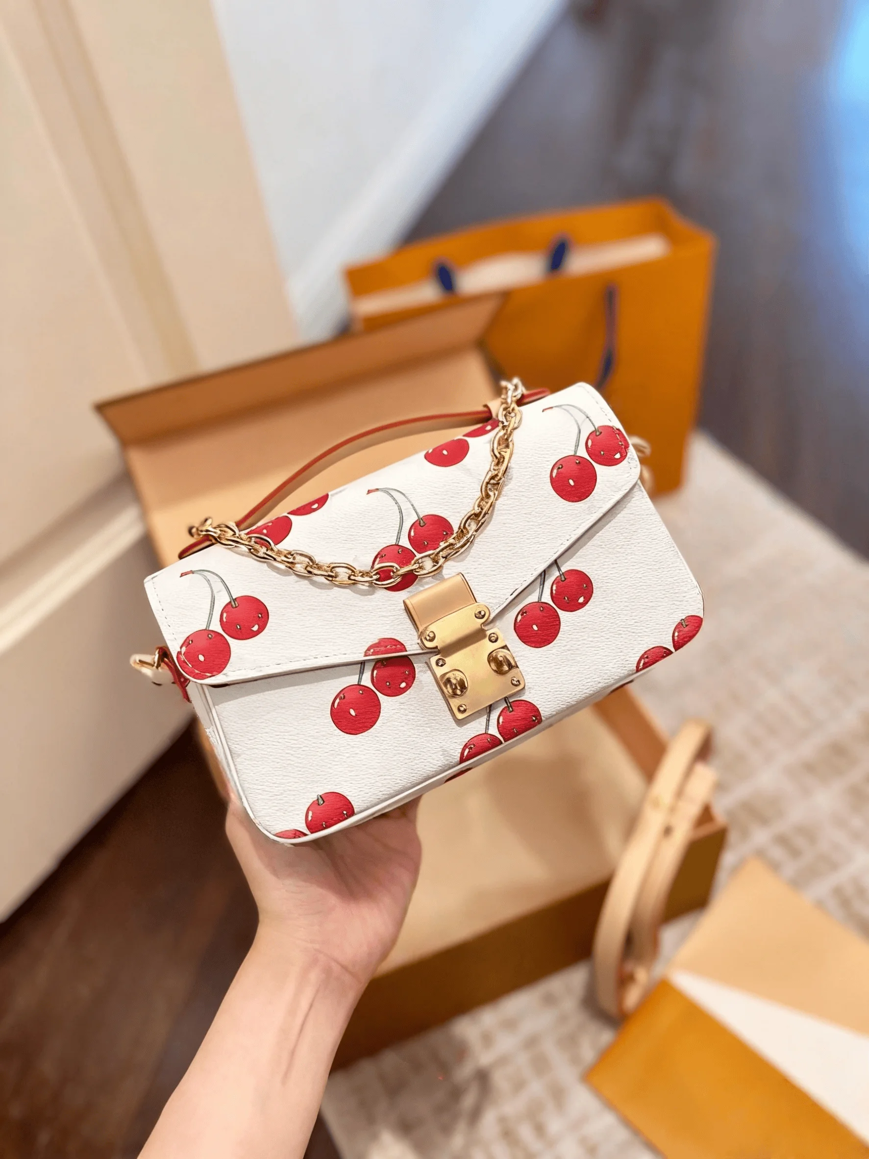 

2025 Fashion New Women's Handbag Cherry Series Cherry Series Messenger Bag Old Flower Handbag Single Shoulder Crossbody 21X12cm
