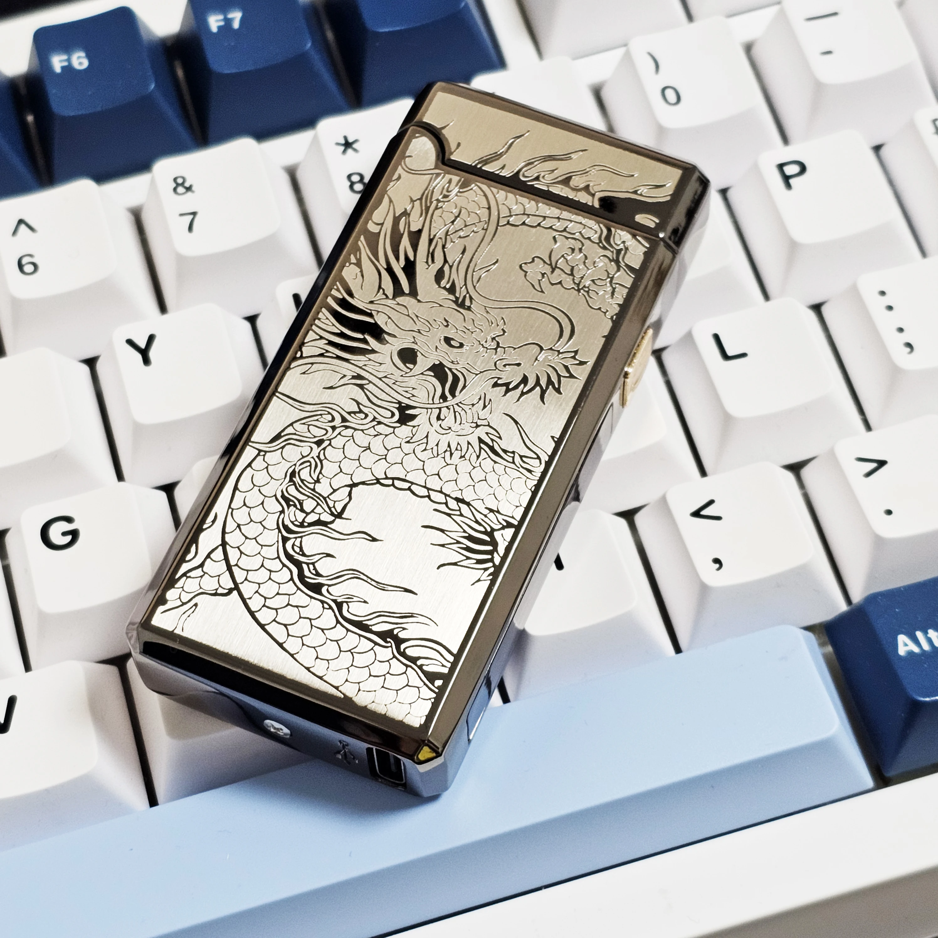 1 ولاعة خارجية أنيقة مصنوعة يدويًا منقوشة بالتنين الأسود للرجال - بطارية 500 مللي أمبير في الساعة مع طاقة طويلة الأمد، نوع C عالي الجودة