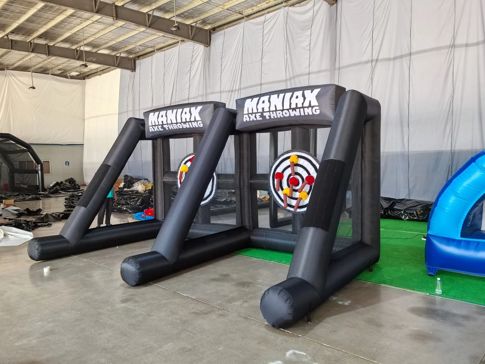 لعبة تحدي رمي الفأس القابلة للنفخ التجارية ذات المسار المزدوج تفجير الفأس رمي الاطفال تأجير الحفلات لعبة كرنفال قابلة للنفخ