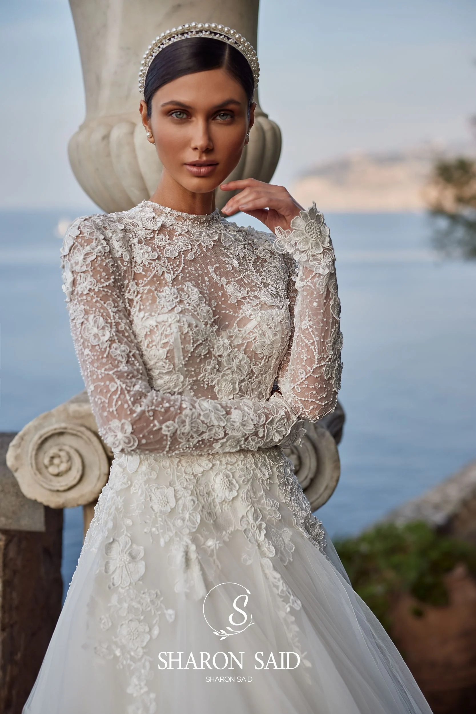 シャロンは2025年エレガントなハイネックAラインチュールウェディングドレスヴィンテージロングスリーブオフホワイトパールブライドガウンSW499カスタマイズと言った。