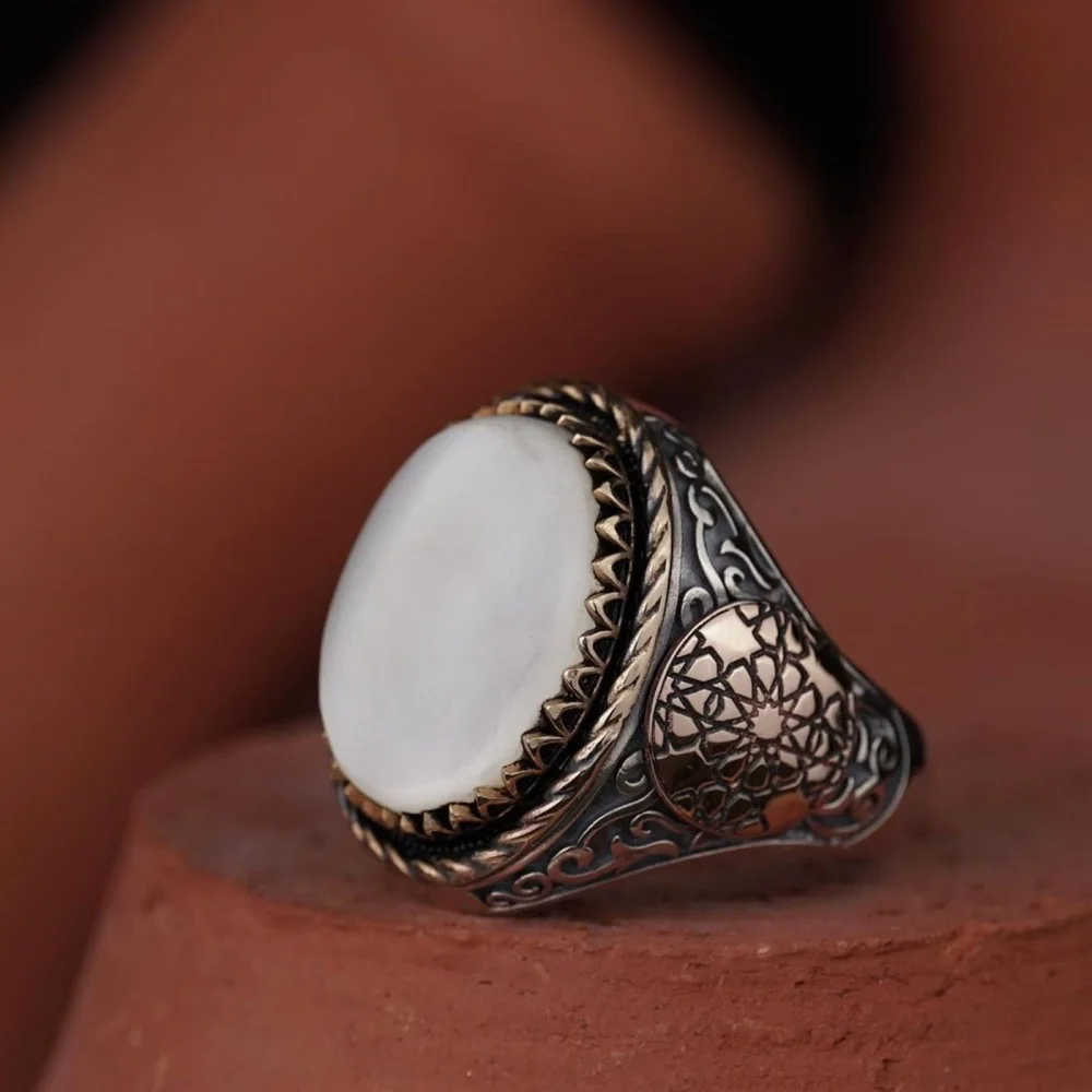 

Elegant Mother-of-Pearl Ring with Engraved Details