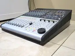 Kontrol 2802: Mixer Analog Otomatis Lapisan Ganda dan Pengontrol DAW