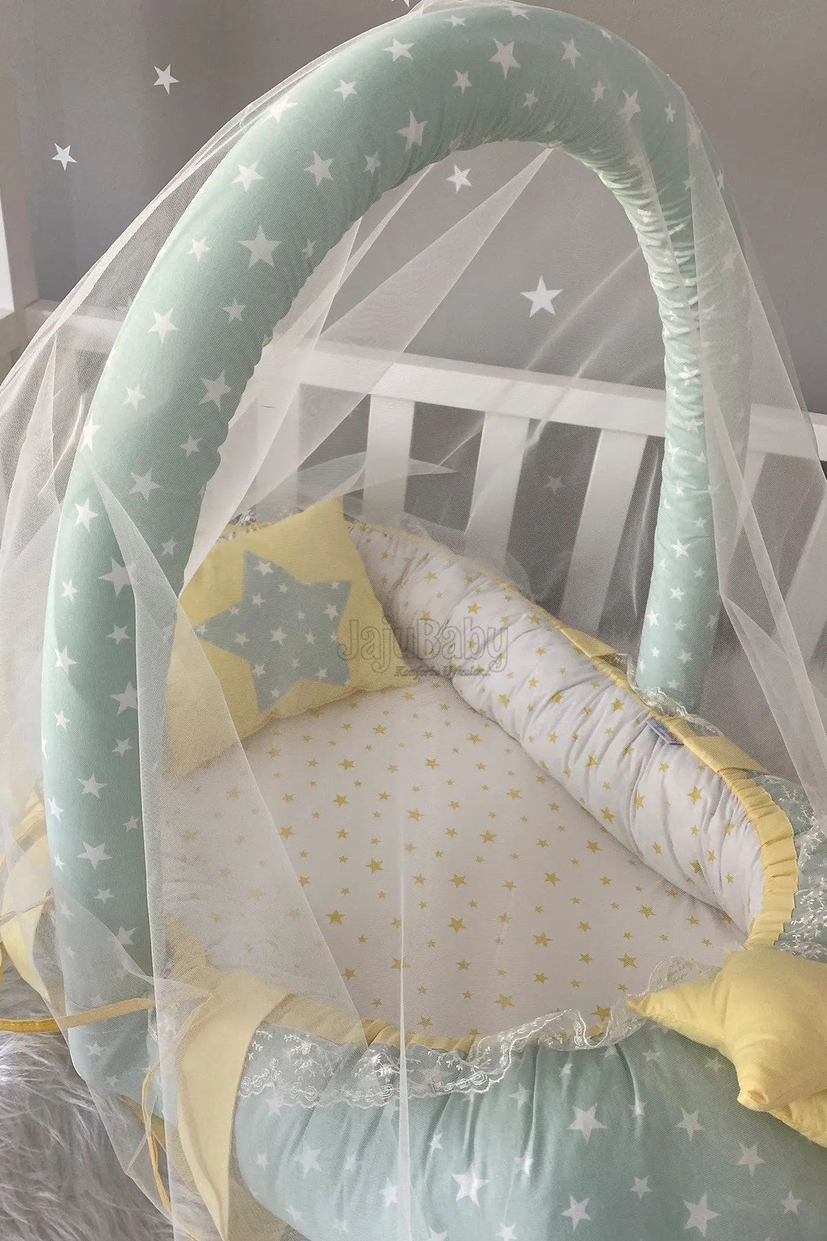 Luxury Design Babynest with Handmade Green Star Mosquito Net and Toy Hanger