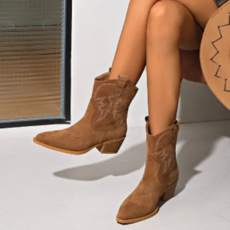 2025 nouvelles chaussures brodées à bout pointu bottes de chevalier à talons épais femmes automne hiver rétro sans lacet bottes courtes de Cowboy occidental