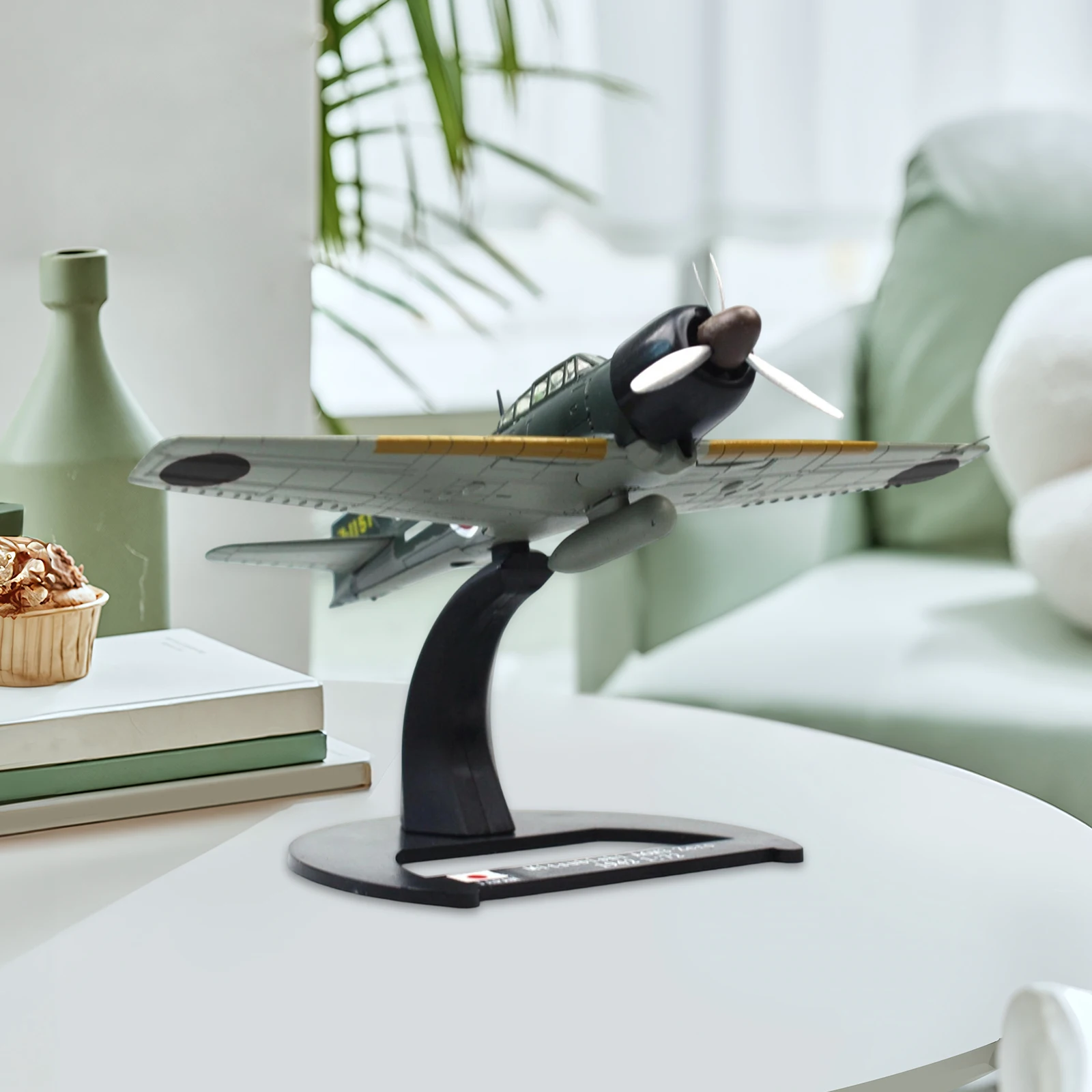 

Коллекционная игрушка-истребитель в масштабе 1/72 - имитация летательного самолета с подставкой для офиса и украшения дома