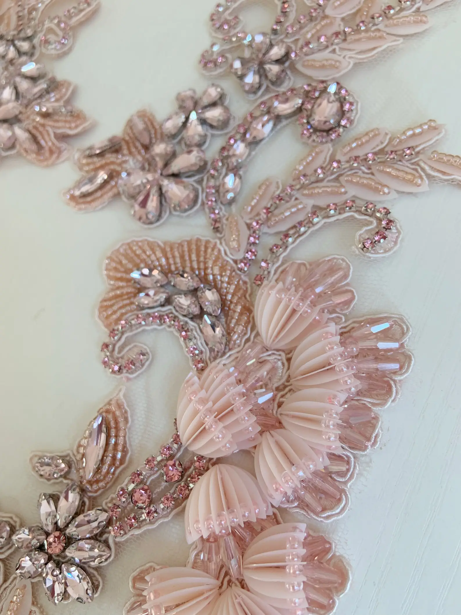 

Светло-розовая аппликация из страз с 3D-изображением ландыша для кутюр и платьев