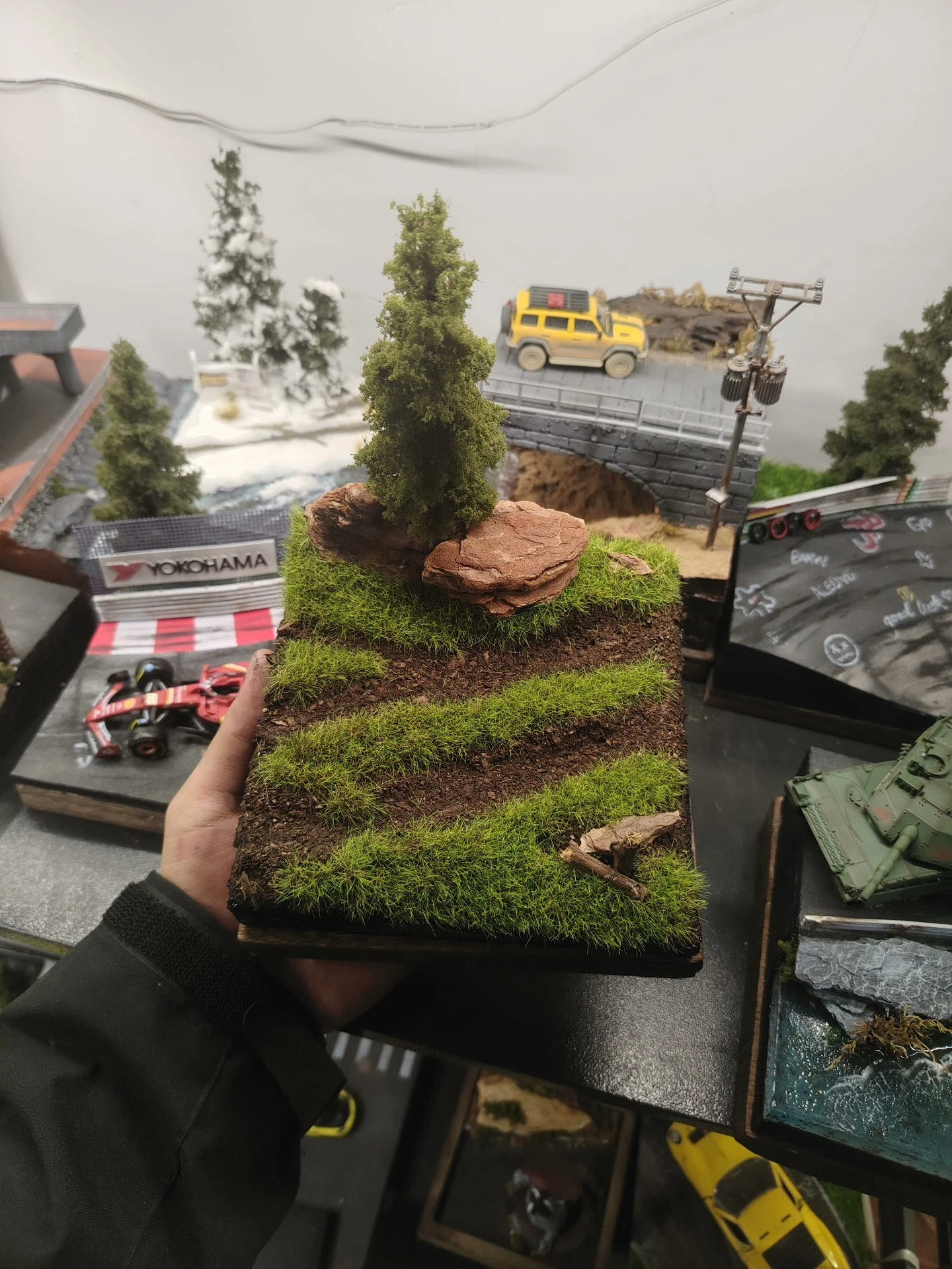 1/72 tank in field combat scene (15*15cm) Send an integrated acrylic cover + wooden base, table top decoration ornament
