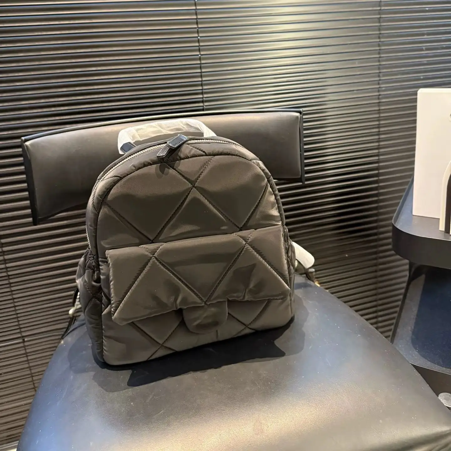 2025 Nova mochila de temporada de esqui de venda quente com bolsos pequenos de ajuste elástico leve e grande capacidade 26 cm