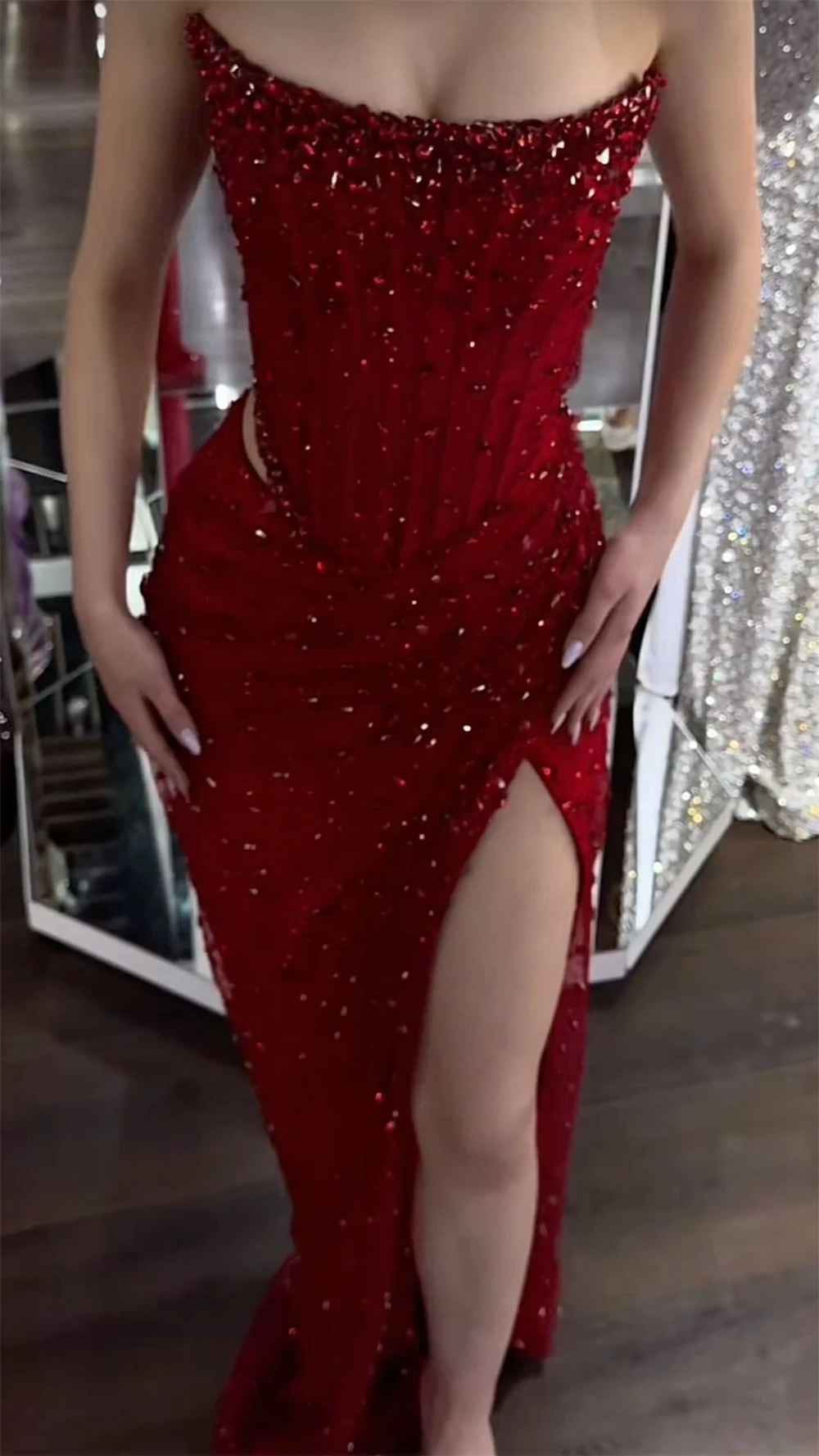 فستان سانسا مخصص بأحجار الراين الحمراء بفتحة جانبية حورية البحر للحفلات الراقصة بدون أكمام من فيستدوس دي نوش بطول الأرض للسهرات الرسمية #2