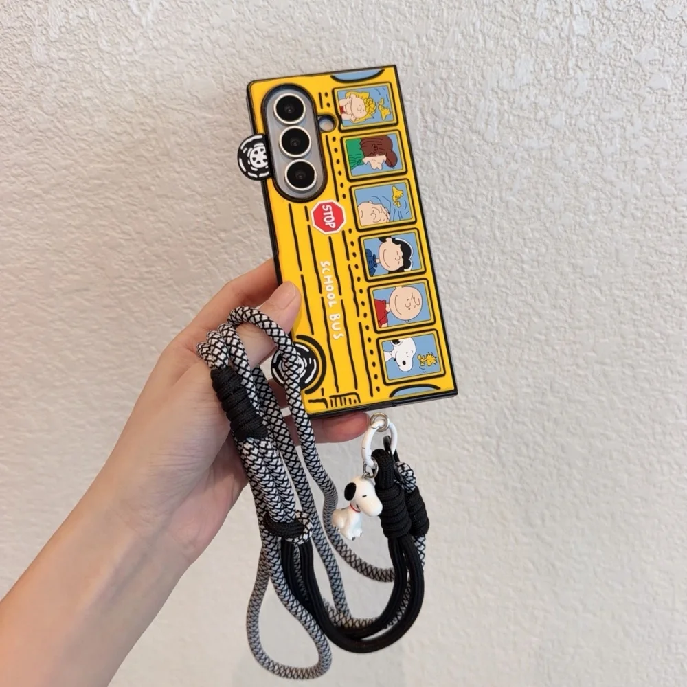 Urocze, trójwymiarowe etui na telefon z motywem Snoopya, przeznaczone dla modeli Samsung Galaxy Z Fold 8, Ultra Fold 7, Fold 7, 6, 5, 4. Etui z łańcuszkiem do noszenia na krzyż. — zdjęcie produktu 5