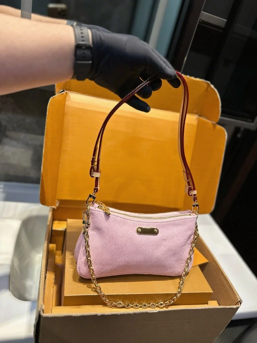 

2025 New SIZE: 25 CM Fashionable Versatile bags leather cherry Portable can be carried on the shoulder no boxes