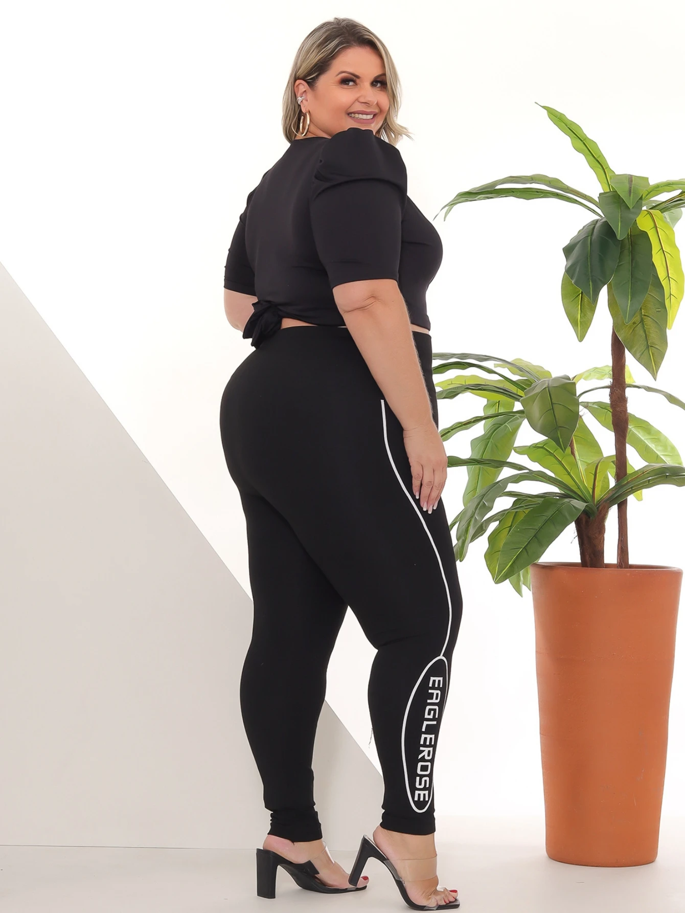 Calça Legging Feminina Plus Size Levanta Bumbum Cintura Alta Total Black Confortável Algodão Tecido Leve Premium