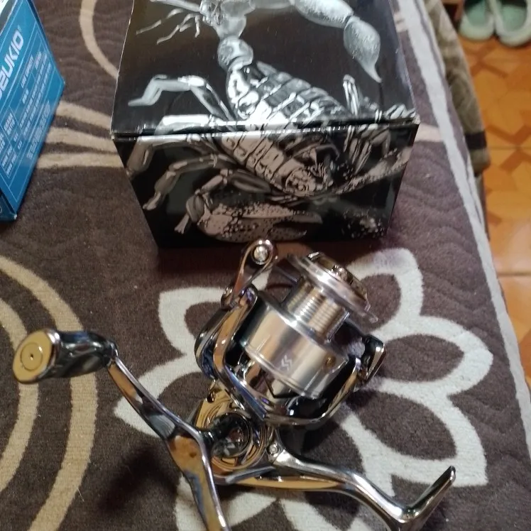 Sougayilang Spinning Reel 1000-5000 Series 5.0/4.7:1 Gear Ratio Double Handle Rocker Reel Max Drag 22LB with a Fishing Line Gift photo review