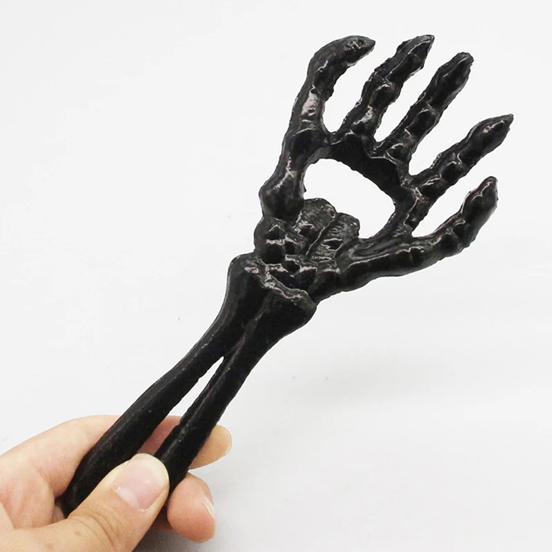 Cast Iron Skeleton Hands Bottle Opener Black Metal Beer Bottle Opener for Halloween Theme Party Bar Tool Men Gift