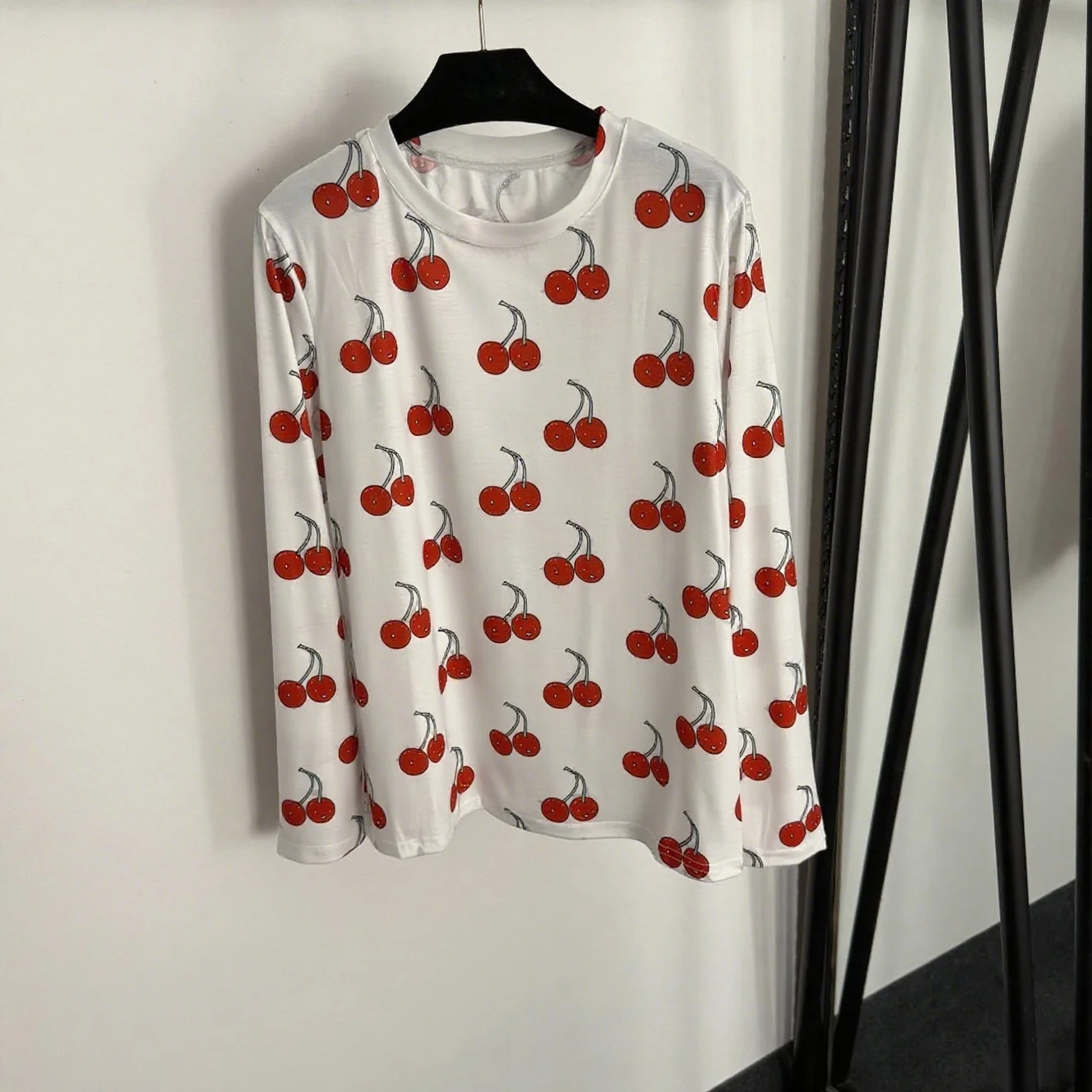 

2025 New A long-sleeved T-shirt with classic cherry print as the base layer cotton Versatile Slimming Figure-hugging