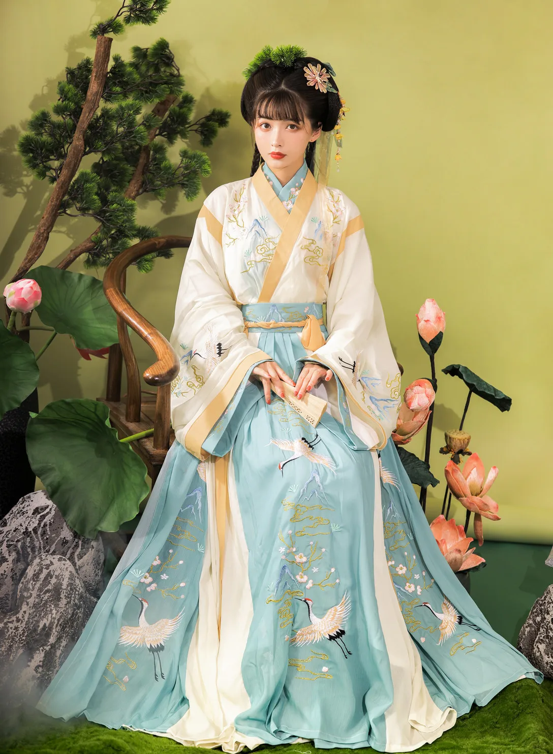 Women in Hanfu are unique in the Tang Dynasty and Jin Dynasties. They have a waist-length skirt with a large hem in Wei