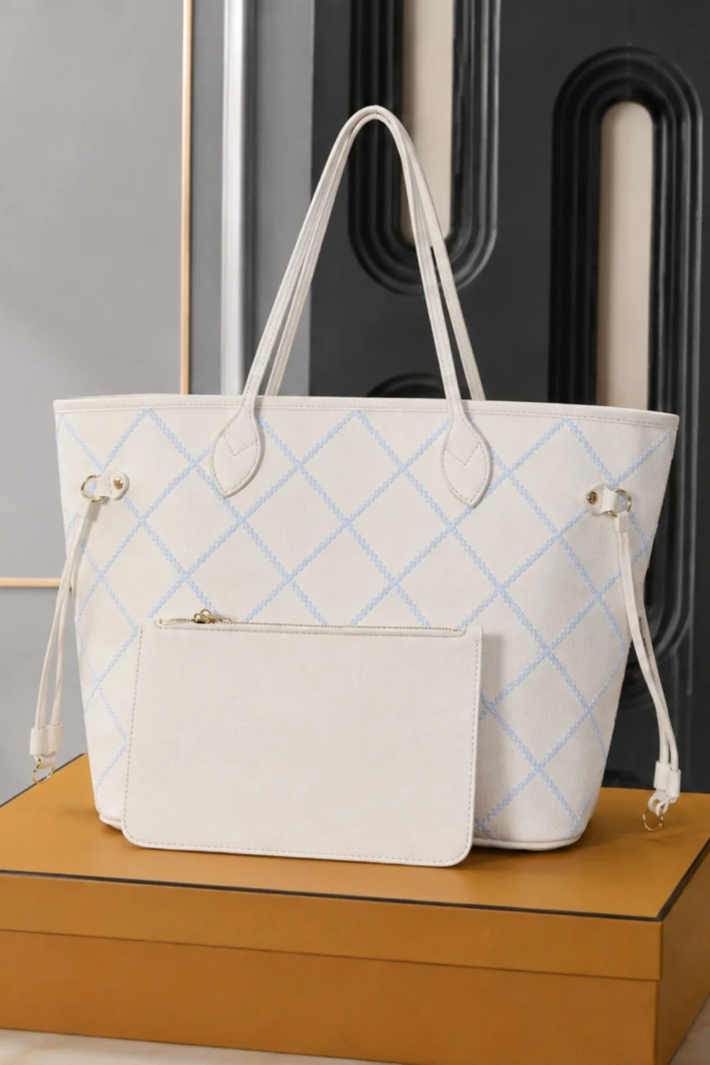 

2026 Fashion New Luxury Women's Bag 31X28X14CM White Plaid Portable Large Capacity Handbag Without Box