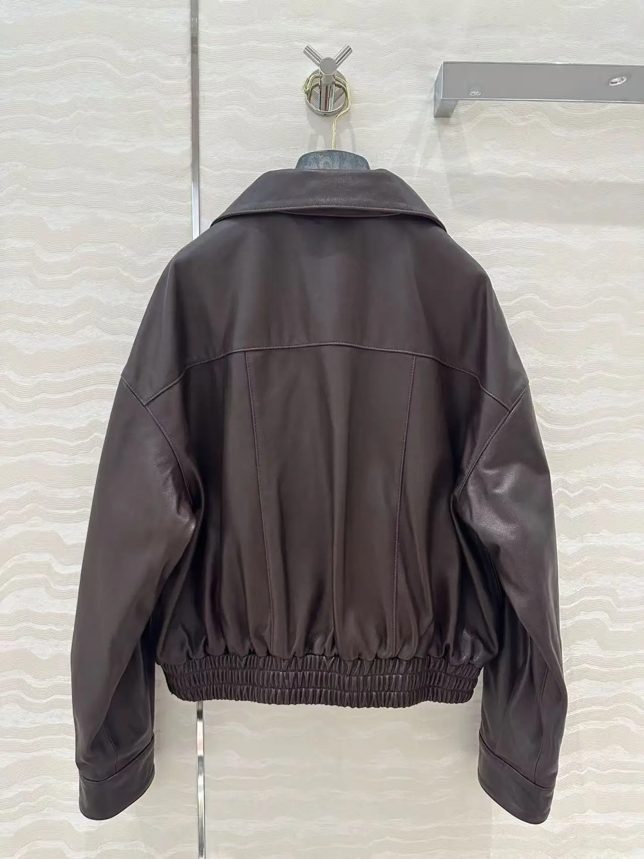 أزياء عتيقة عصرية ضرورية مع سترة جلدية مغلفة مزدوجة الجيوب #2