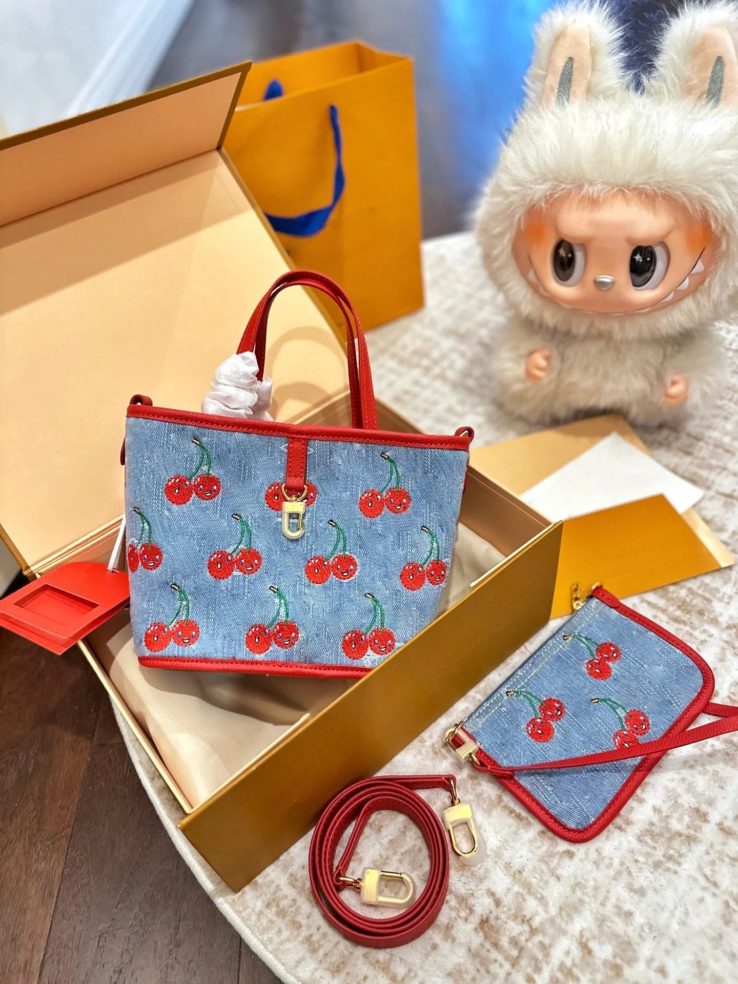 

2025 New 26.5x16.5x11 CM Fashionable Versatile bags leather cherry Portable can be carried on the shoulder no boxes