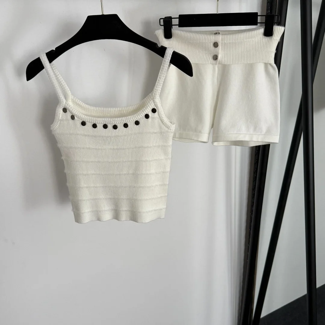 

2025 женский новый вязаный костюм с нашивкой и заклепками, украшением, вязаные шорты-бретельки, белый, розовый, серый, черный