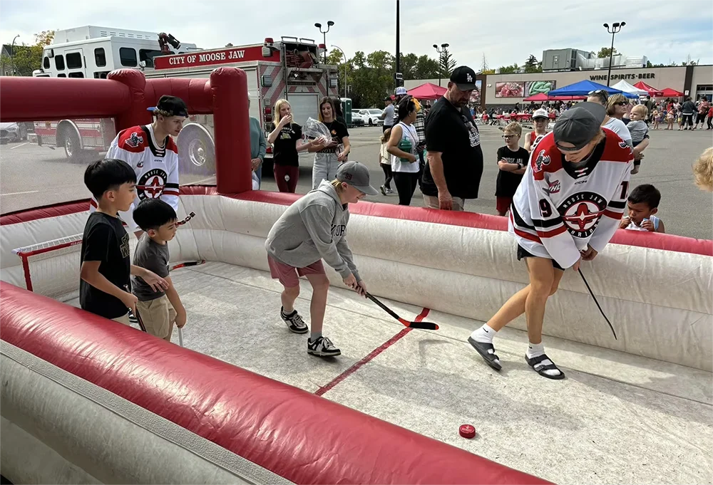 Draagbare PVC opblaasbare hockeyrink veldhockeystick arena met ventilator luchthockeyrink voor buitensportactiviteiten feest