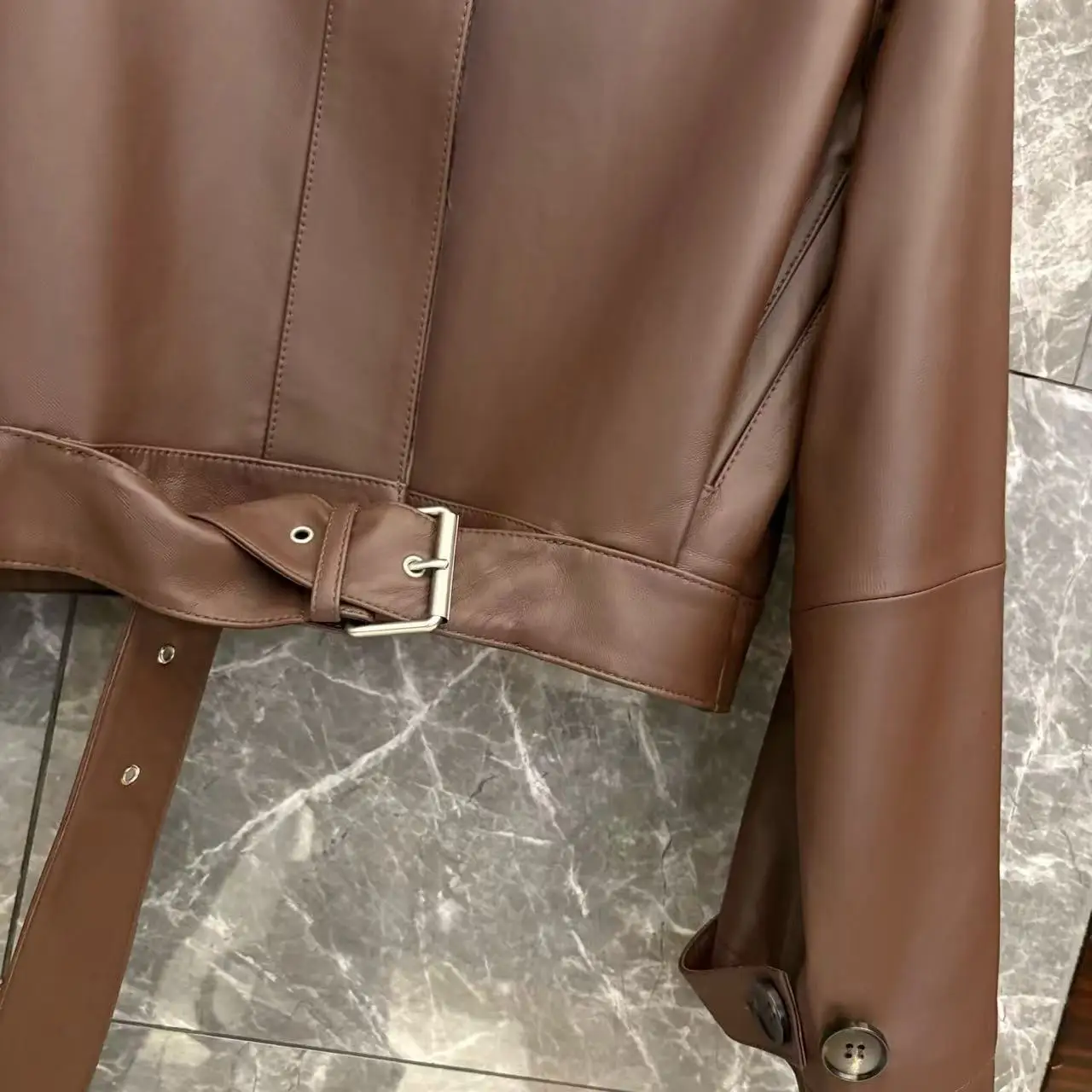 เสื้อแจ็คเก็ตหนังแท้คอตั้งสไตล์ลำลองสำหรับผู้หญิง พร้อมเข็มขัด