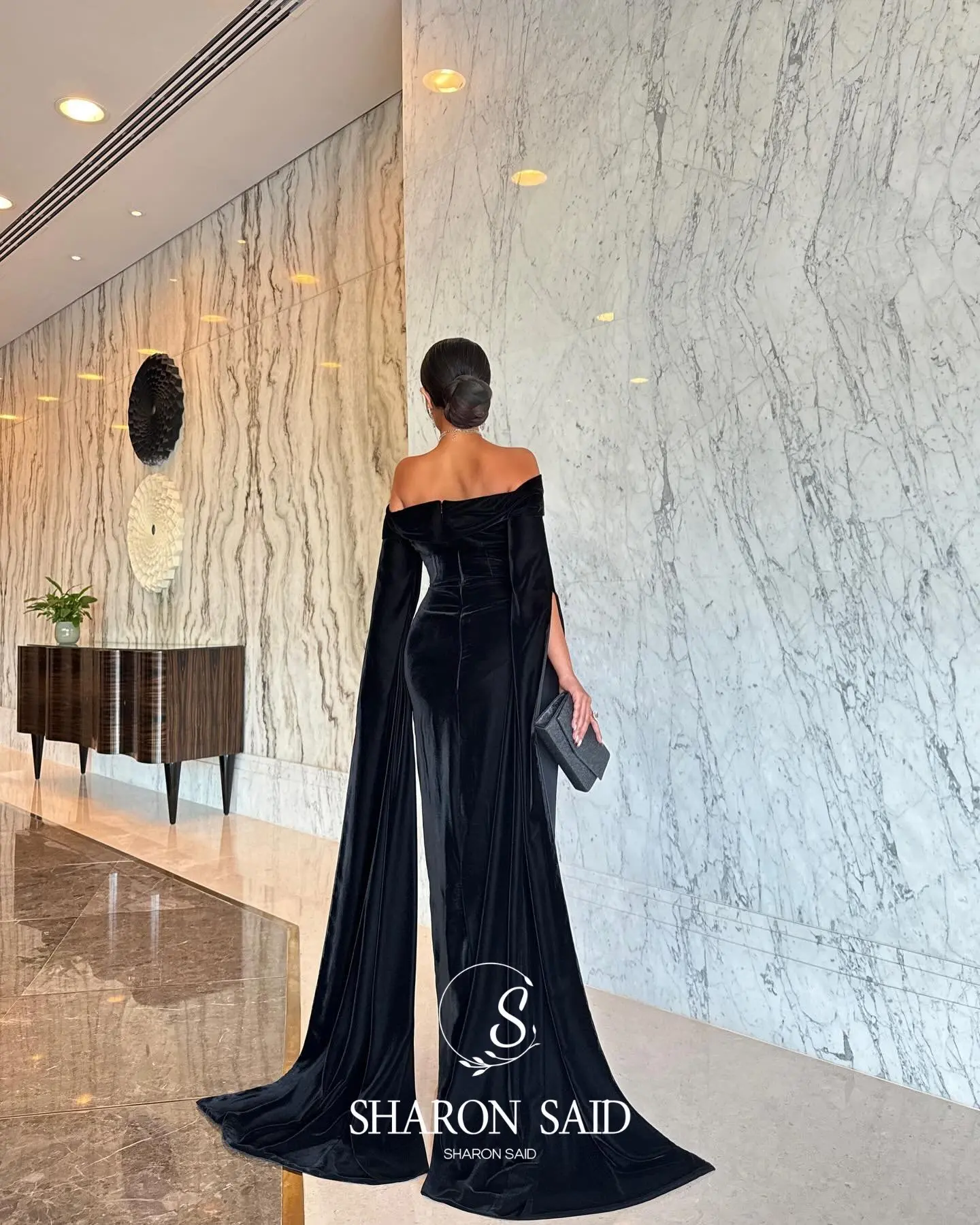 شارون سعيد فستان سهرة أسود دبي بدون أكتاف مع أكمام كيب للنساء فستان زفاف رسمي SF543 مخصص