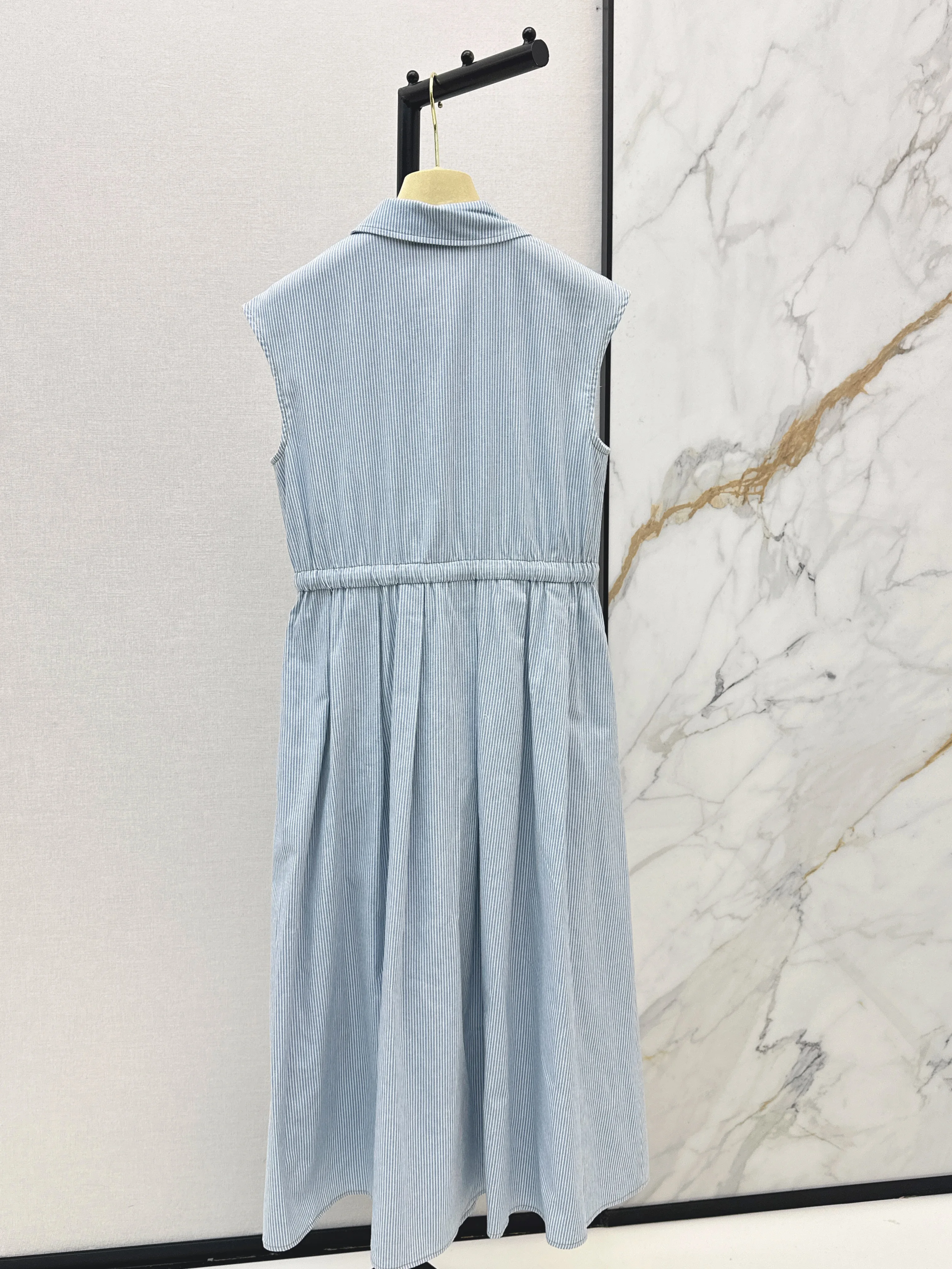 

2026 Spring/Summer New Arrival: Hepburn-Style Solid-Color Waist-Cinching Sleeveless Dress