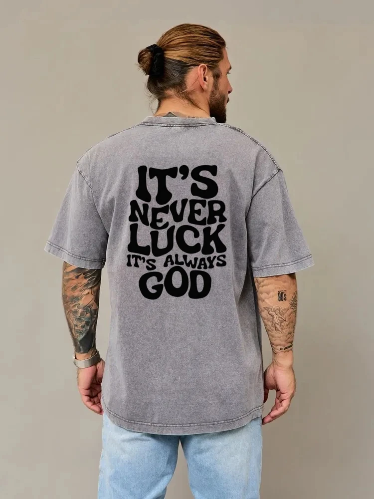 Unisexowy T-shirt oversize z bawełny z nadrukiem graficznym: NIE TO SZCZĘŚCIE, TO ZAWSZE BÓG, krótki rękaw, luźny krój, moda streetwear.