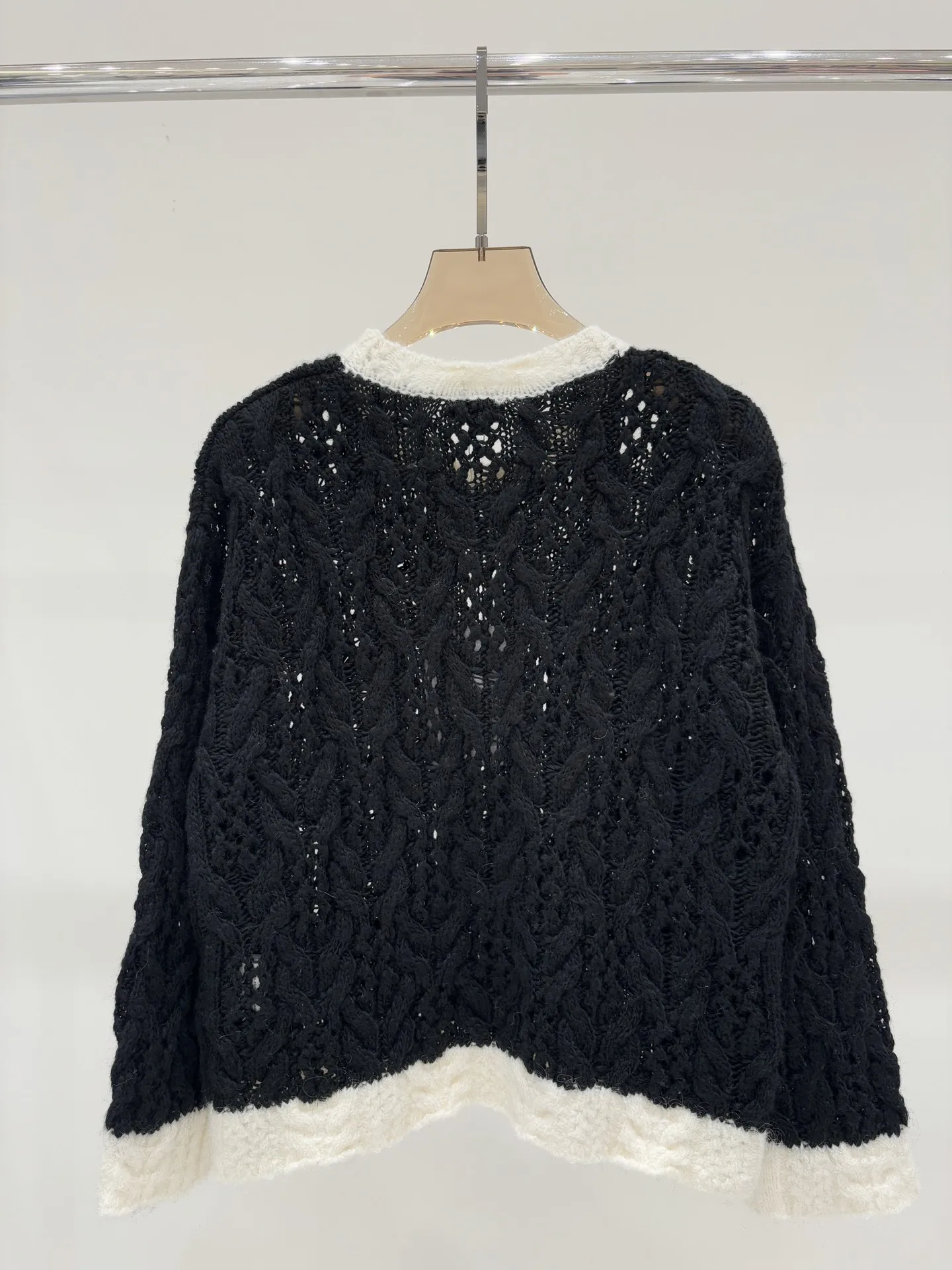 

2025 Autumn New Women's Round Neck Letter Inlay Metal Buckle Hemming Casual Knitted Long Sleeve Simple Casual Style