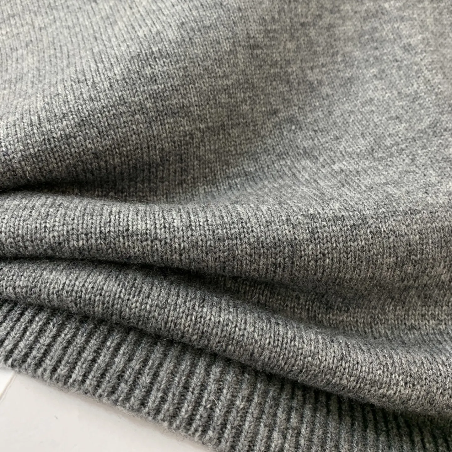 Pull en tricot gris à col rond pour femme - Haut court à manches longues et coupe ajustée à motif de lettres