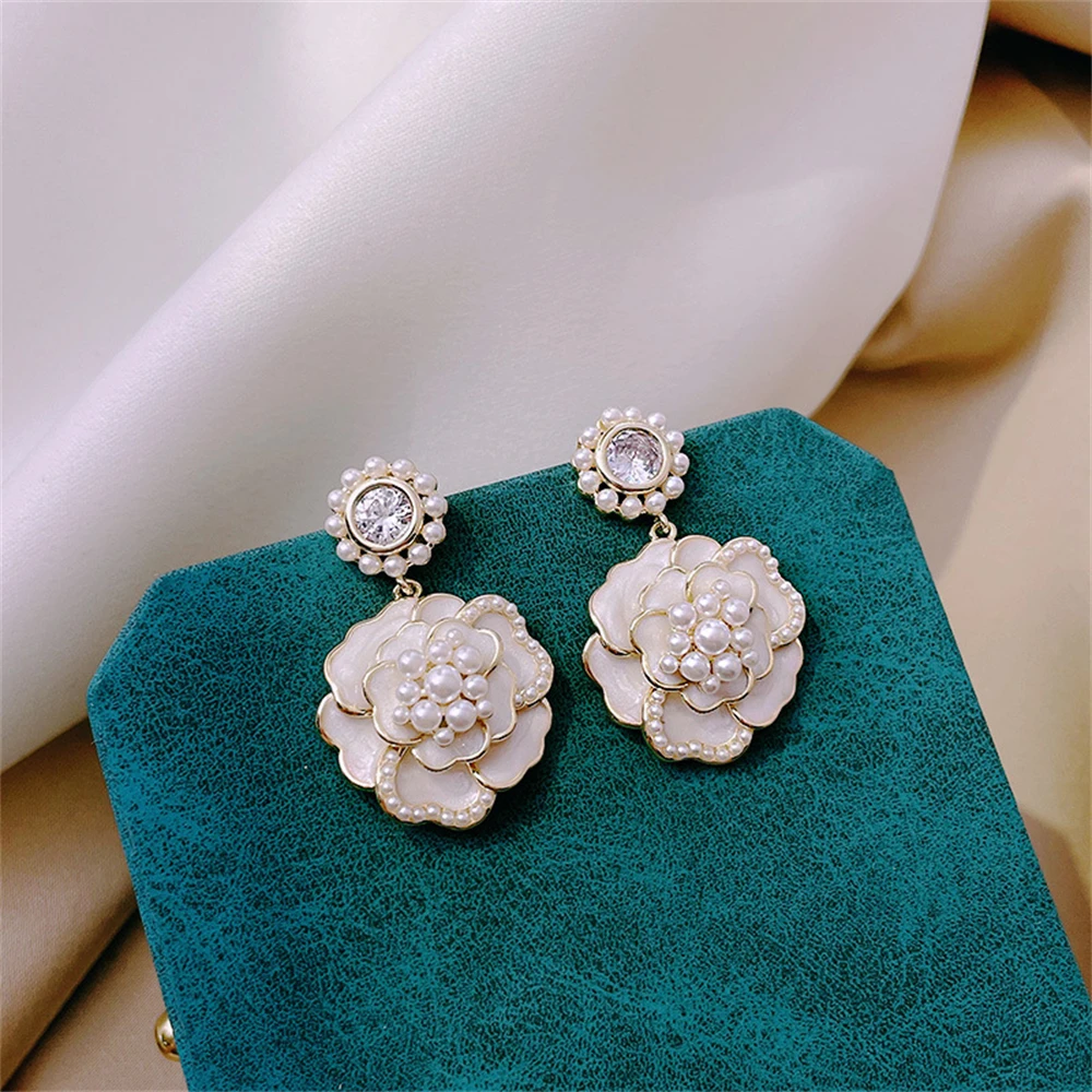 Fashion Natural Elegant Pearl White Black Camellia Stud Earrings Ladies Temperament Trendy Retro Earring Exquisite Birthday Gift