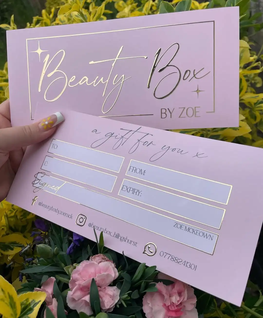 طباعة تصميم قسائم هدايا من رقائق الذهب المرتفعة المخصصة مع شعار وتصميم QR حديث ومتطور لبطاقات عملك