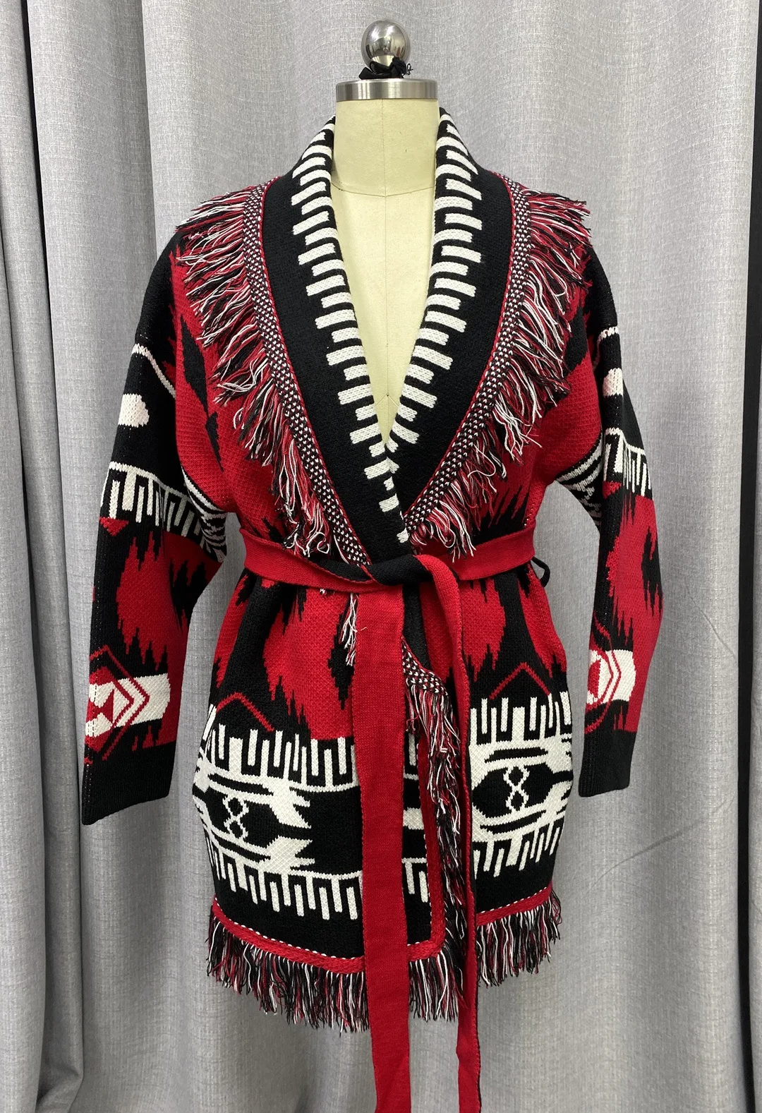 Cardigan con cintura bohémien rosso e nero con frange in lana Jacquard con stampa Jacquard da donna ispirata al Designer con cappotto a maniche lunghe