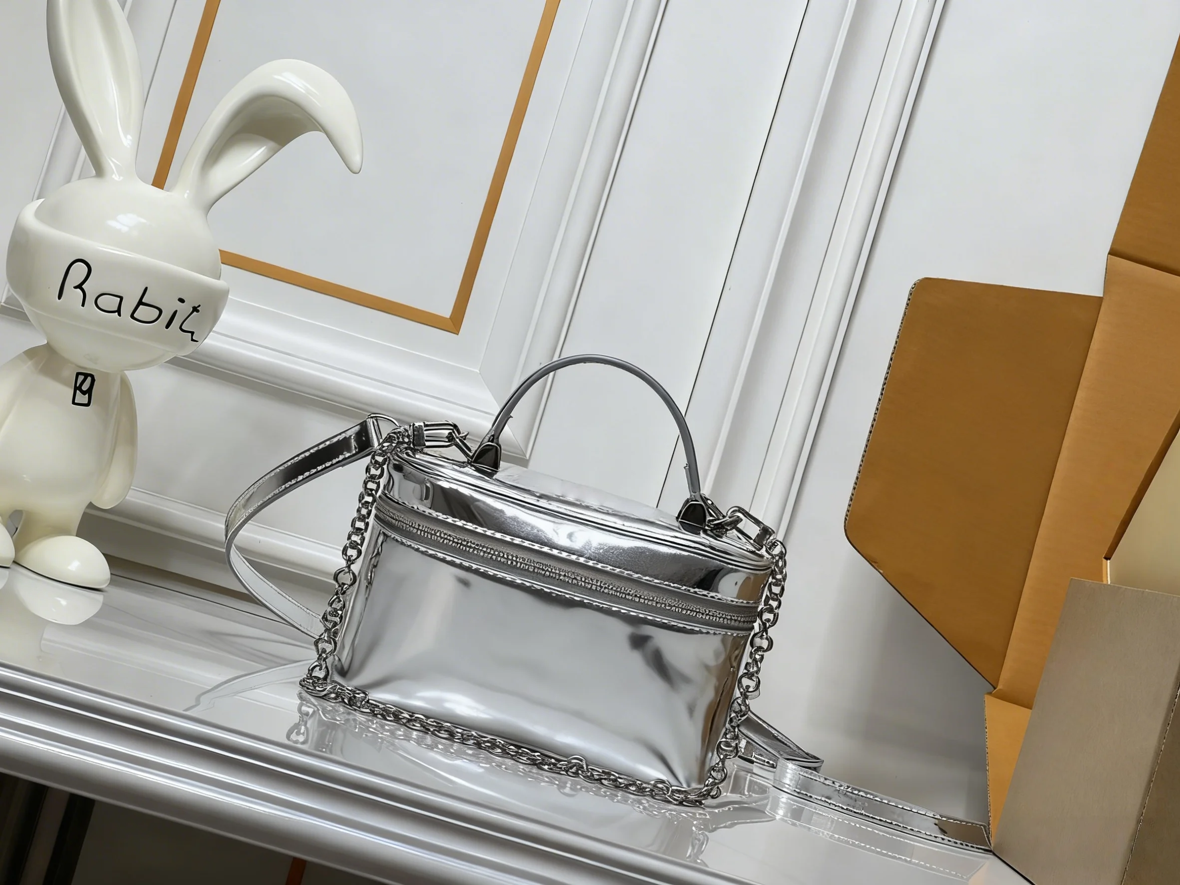 

2025 New SIZE: 19x11.5x6.2 CM Fashionable Versatile bags leather cherry Portable can be carried on the shoulder no boxes