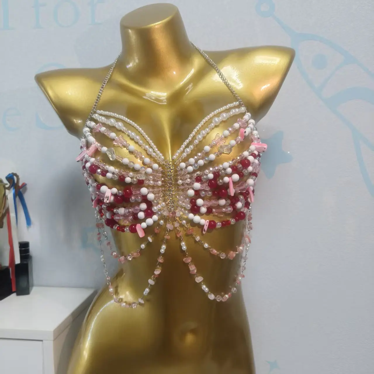 

2026 Женский топ-бралетт ручной работы для музыкальных фестивалей и рейвов, в стиле феи, розовый, расшитый бисером, с хрустальной цепочкой-бретелькой, украшение для тела, бюстгальтер-русалка