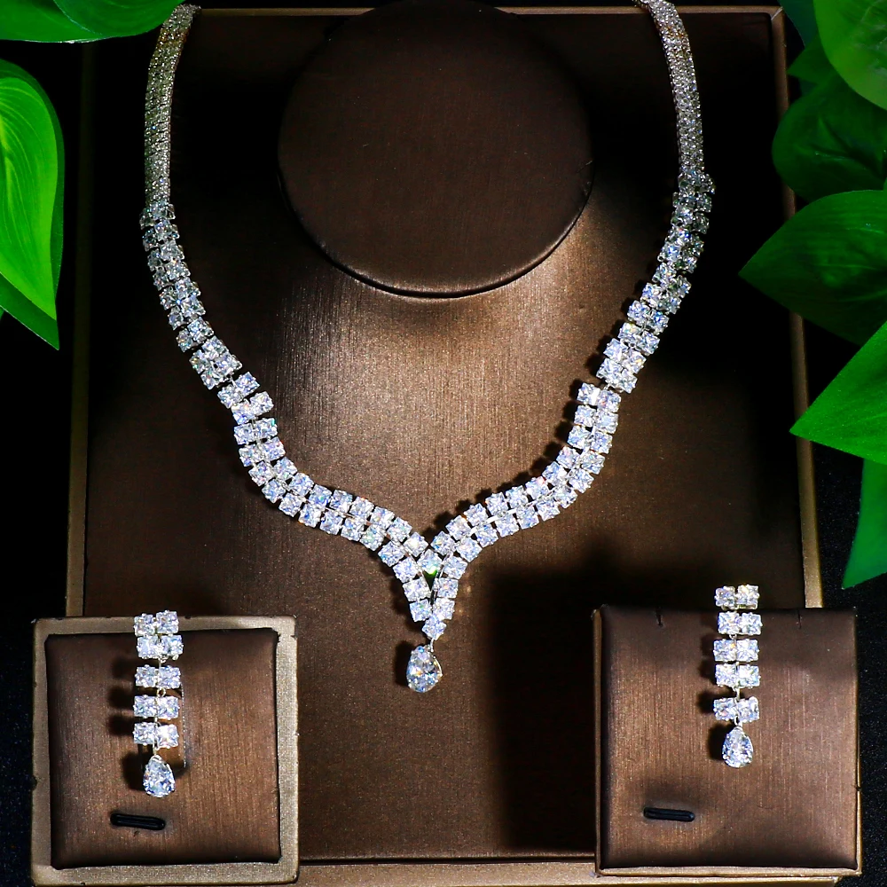 

Женский ювелирный комплект из колье и серёг, с фианитами