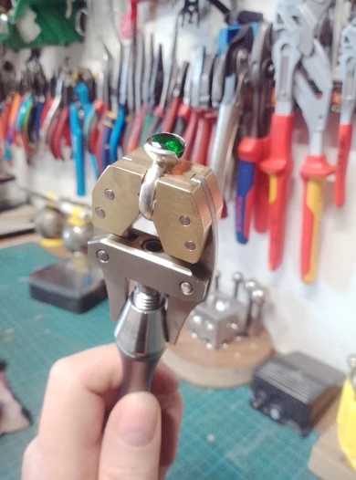 1Pc High Quality Adjustable Hand Held Vise, Brass jaws,Wire Working, Hand DIY Tool Clamp photo review
