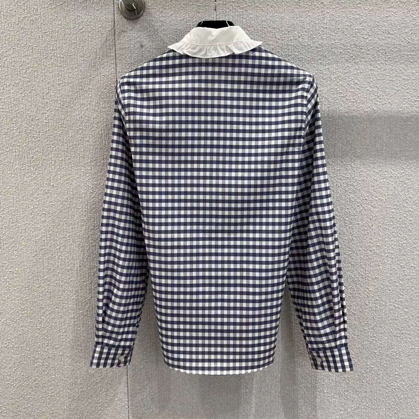 

2025 Высококачественная ручная работа, осенне-зимняя новая клетчатая рубашка с кукольным воротником, сине-белая хлопчатобумажная ткань в тонкую клетку, студенческий стиль
