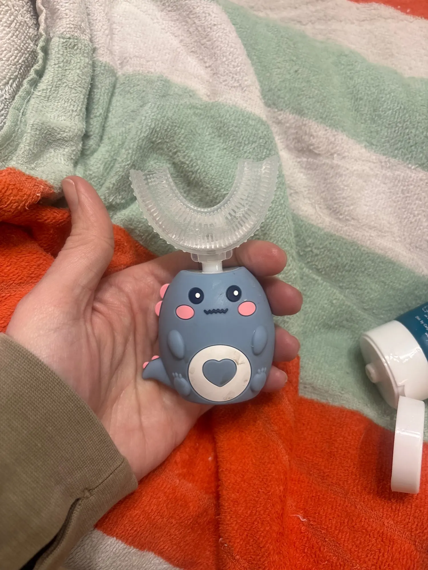 Elektrische Kinderzahnbürste in U-Form Foto-Test