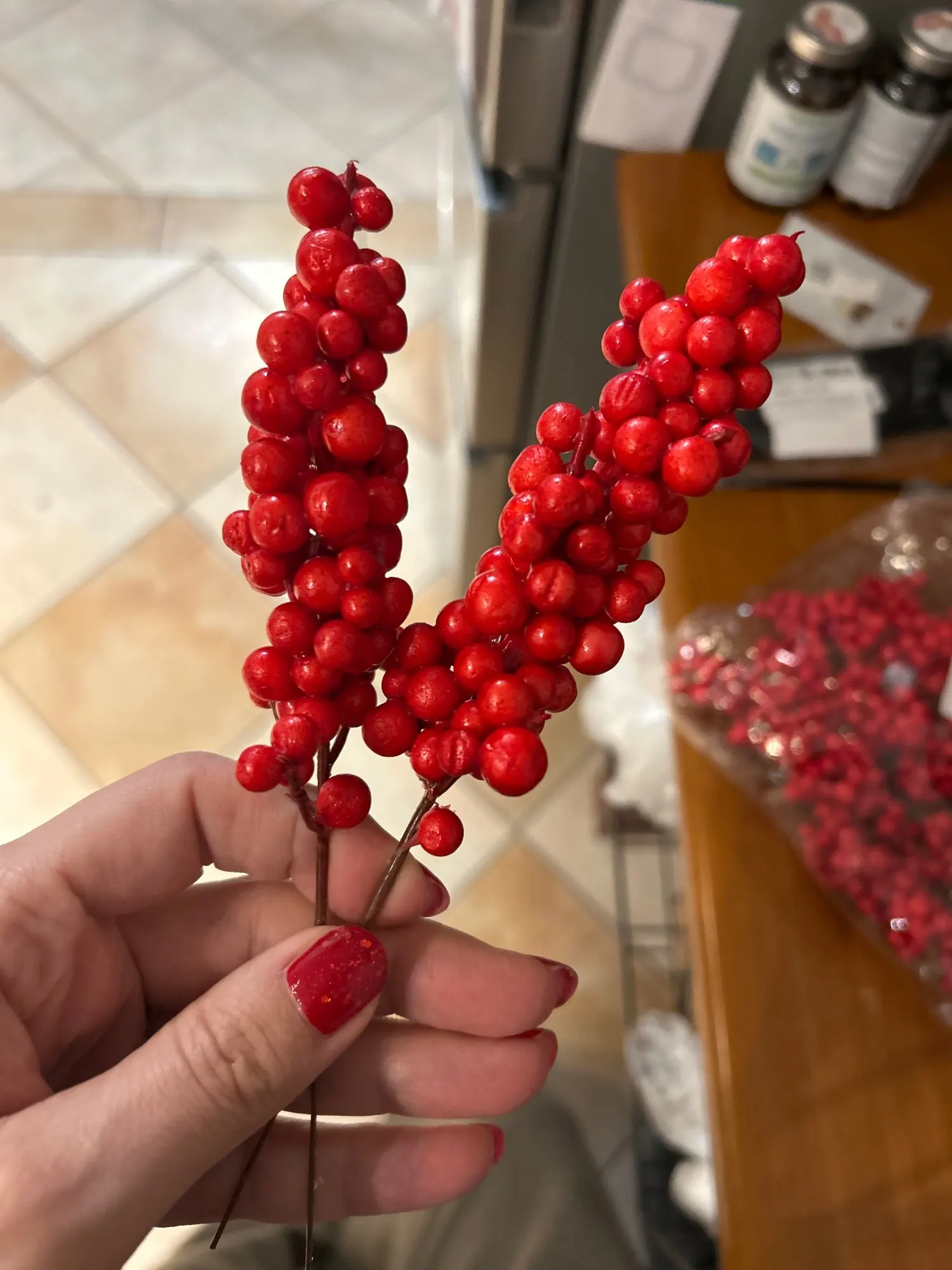 10pcs Christmas Red Berries Branch Fake Plants Flowers Artificial Holly Berry Stamen Wreath Ornaments for Xmas Tree Home photo review