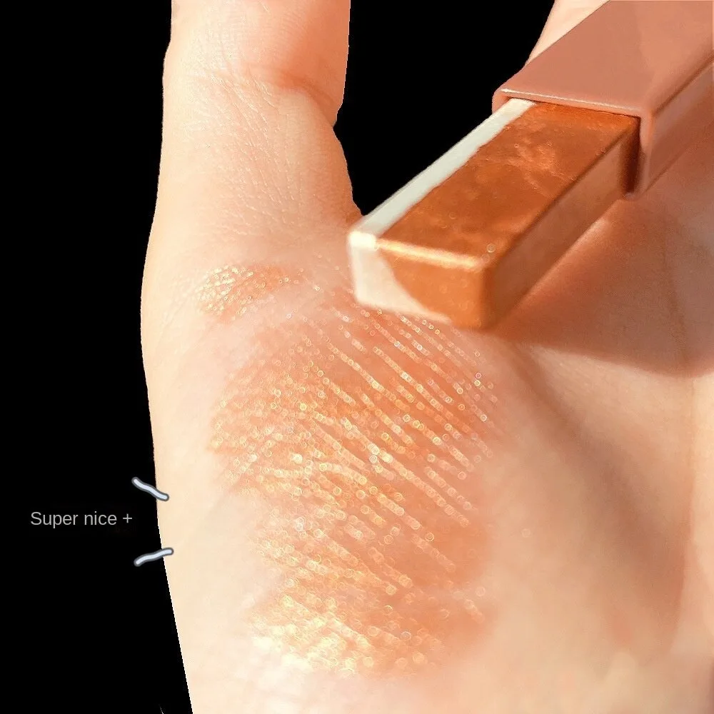 Creëer eenvoudig een tweekleurige oogschaduwstick die soepel uitstinkt voor dagelijkse snelle make-up