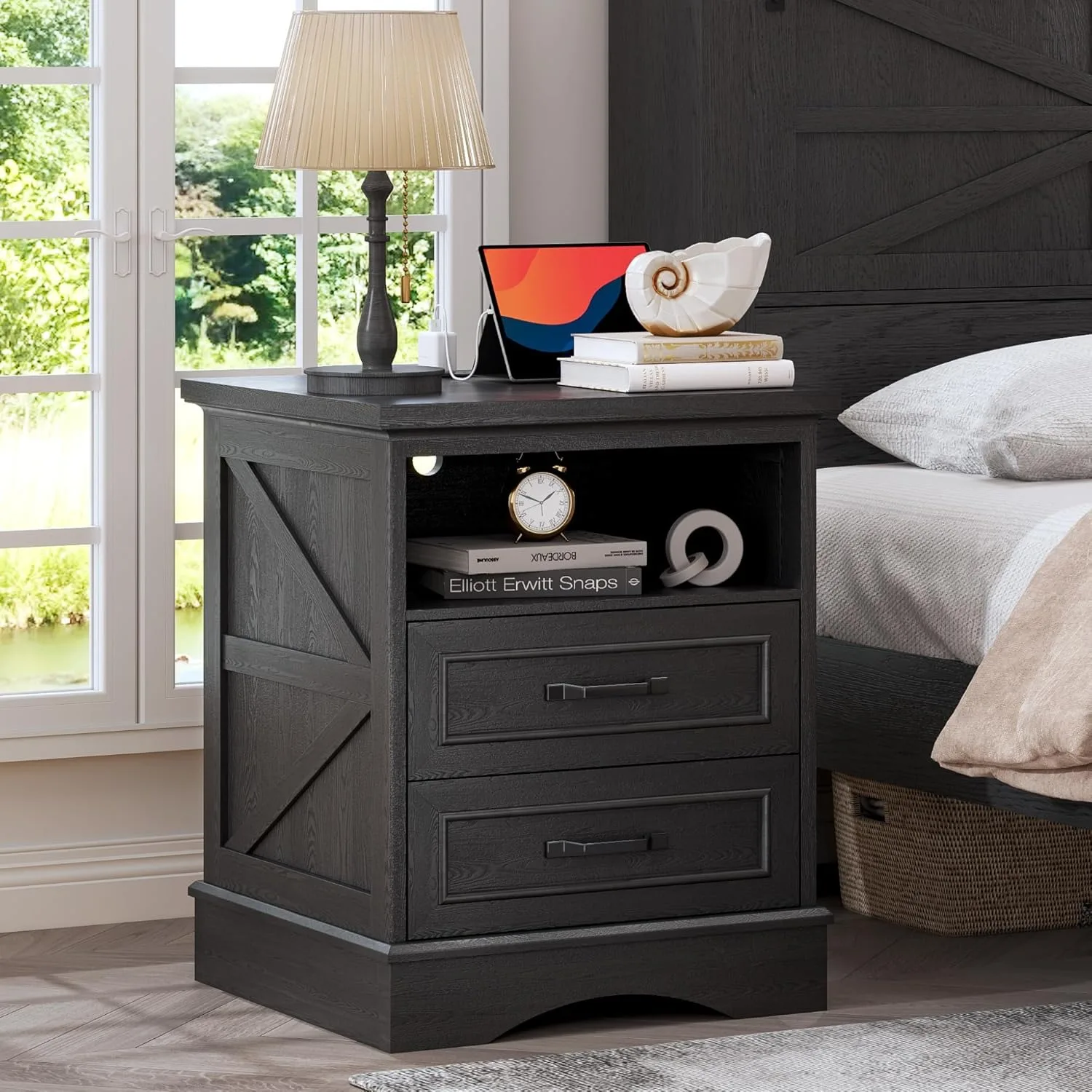 

Прикроватная тумбочка в стиле фермерского дома, 24 дюйма в высоту, с быстрой зарядной станцией, выдвижными ящиками и открытыми полками, в деревенском стиле