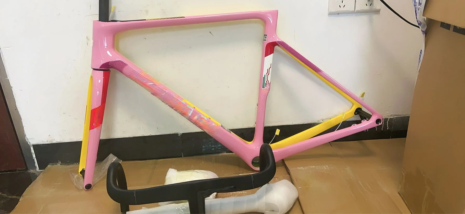 2025 style pink color road bike frame T1000 ud glossy lad style bike carbon frame dis cycling frameset pink yellow bicycle frame