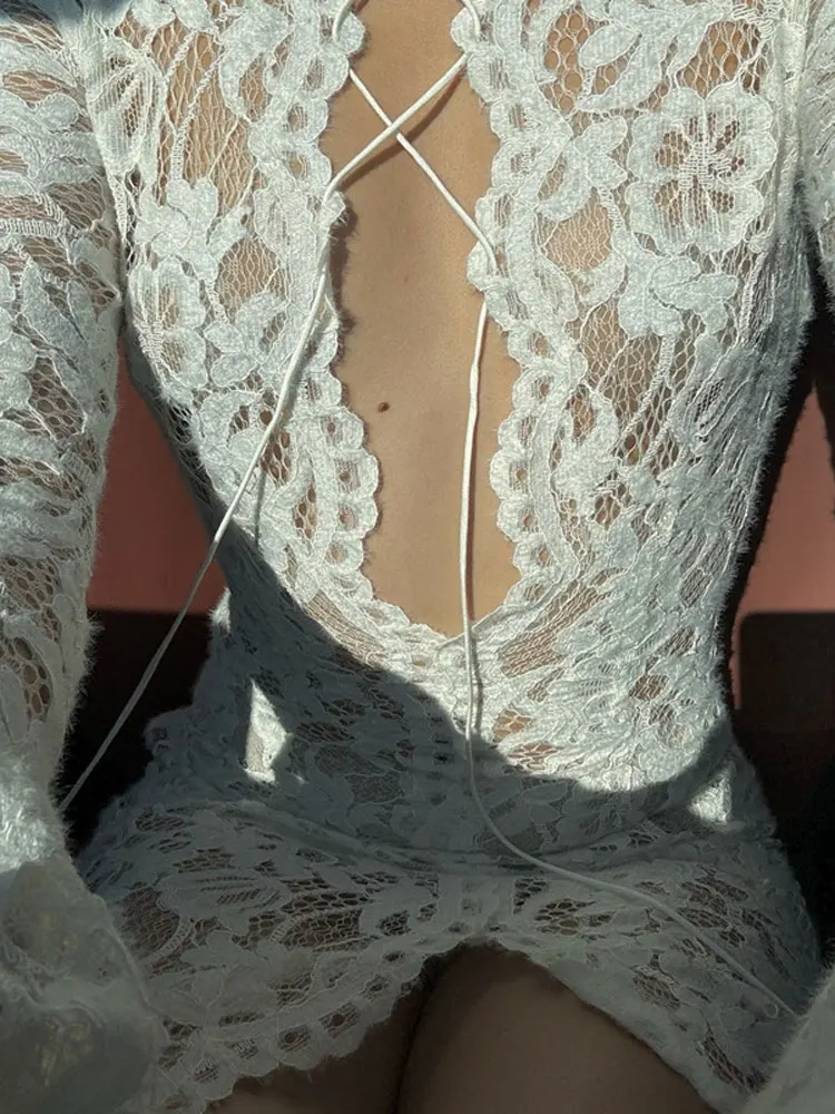 Vestido blanco curvo con cordones para mujer, vestido Sexy a la moda con abertura calada y escote en V profundo, vestidos transparentes elegantes de manga larga para fiesta en la playa y Club